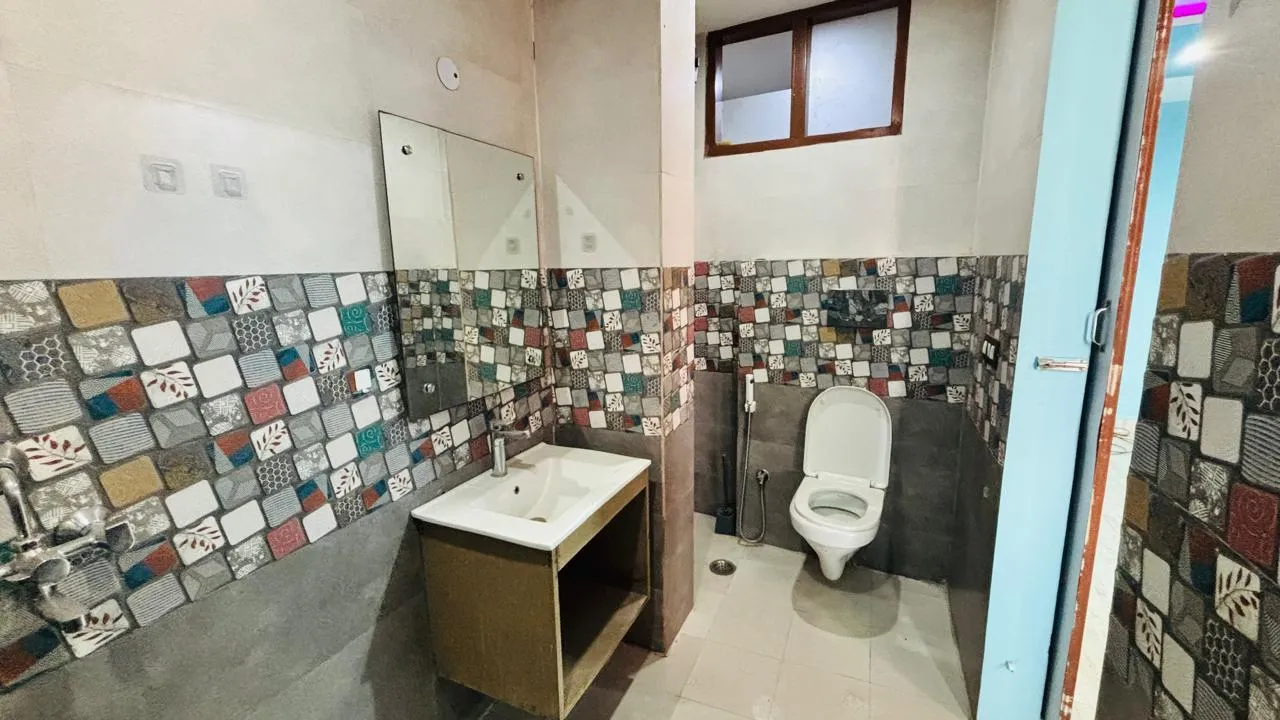 🏡 2BHK Semi-Furnished Builder Floor for Rent | Sector 52, Gurgaon