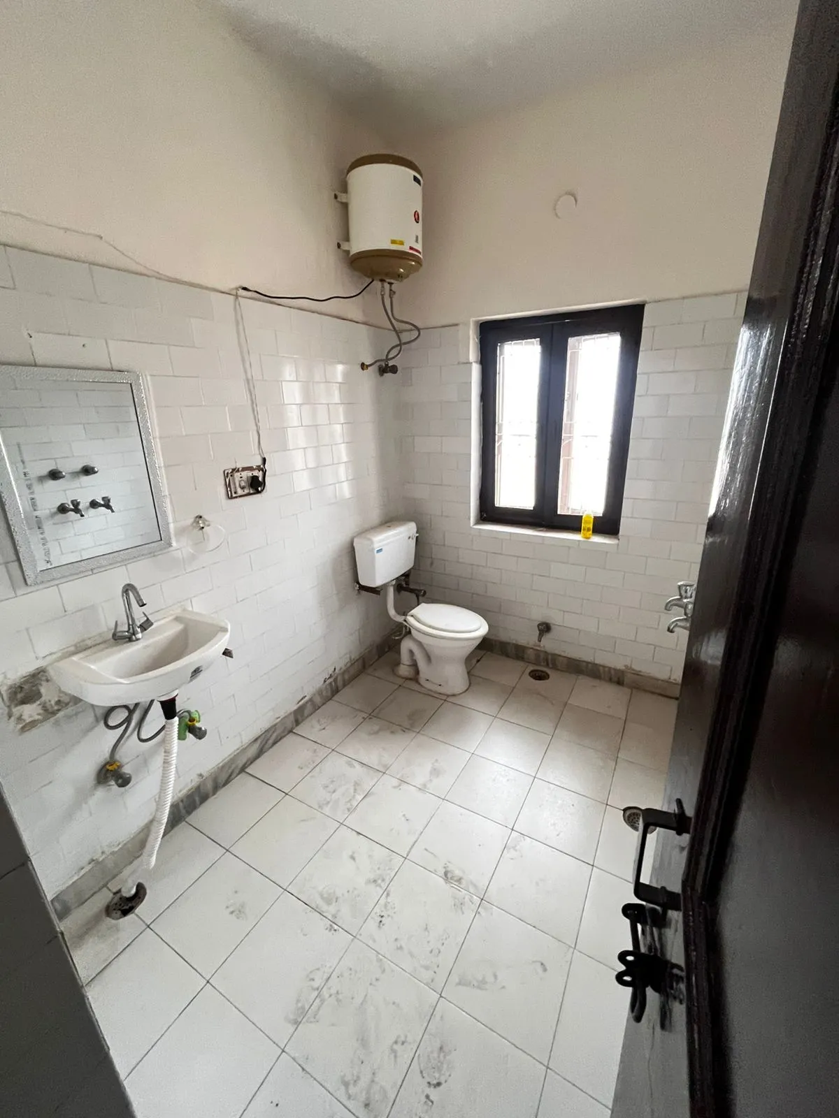 🏡 2BHK Semi-Furnished Builder Floor for Rent | Sector 17B, Gurgaon