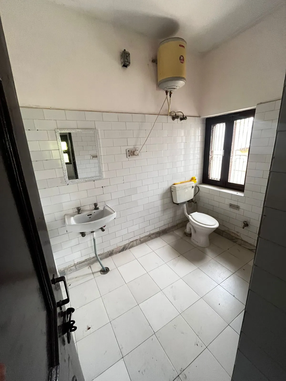 🏡 2BHK Semi-Furnished Builder Floor for Rent | Sector 17B, Gurgaon